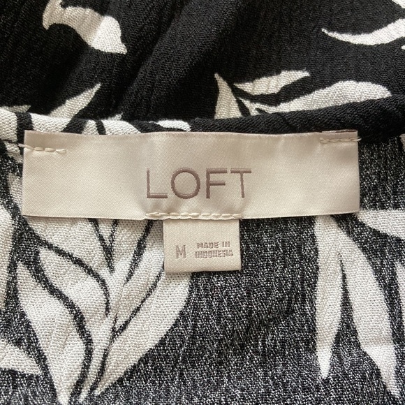 LOFT medium top black and white tropical leaves scoop neckline - Picture 11 of 12